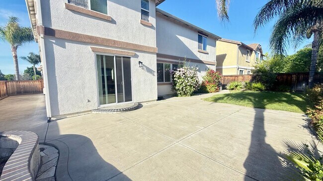 Building Photo - New listing! Bright and Spacious, Close to Parks and Trails