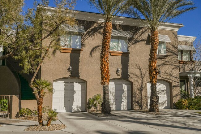 Building Photo - Beautiful 2 bd/2 bath condo in luxury gated Summerlin community ON TPC GOLF COURSE