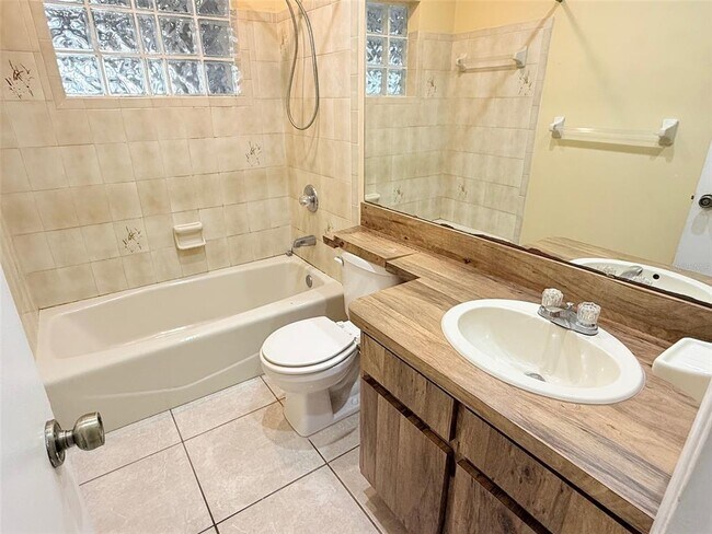 Building Photo - 1219 Julian Ln Dr