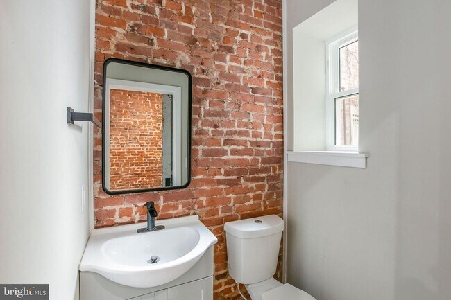 Building Photo - Gorgeously renovated classic row home with Off-Street Parking
