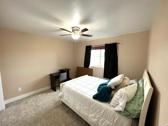Building Photo - Pet Friendly 3 Bed 2 Bath Single Level Con...
