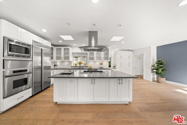 Building Photo - 2400 S Beverly Dr
