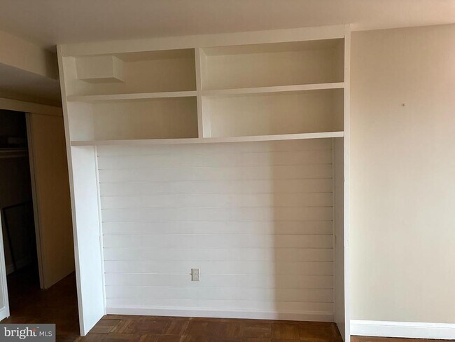 Building Photo - 1575 N Colonial Terrace