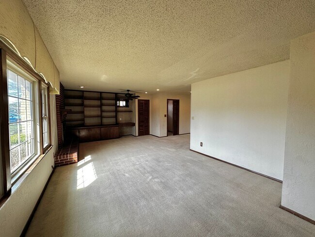 Building Photo - 3 Bedroom