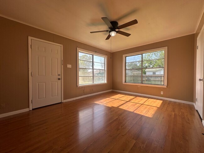Building Photo - 1312 E Mesquite Ln