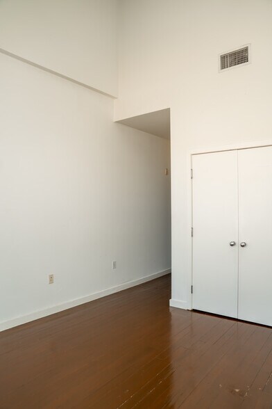 Building Photo - 257 S Spring St