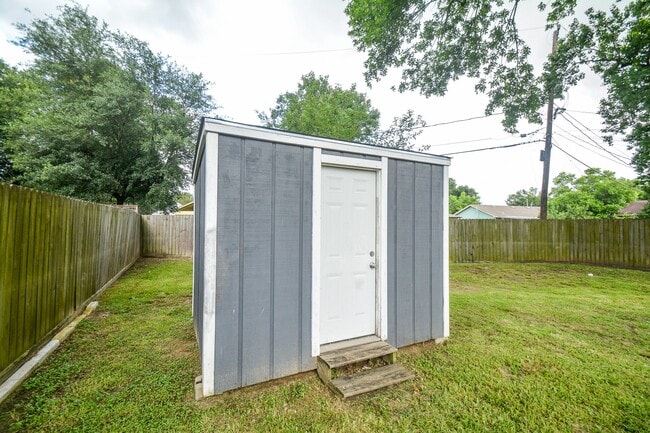 Building Photo - 2109 Pomona Dr