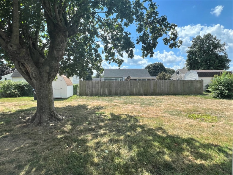 Building Photo - 108 E Cochran St