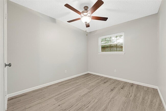 Building Photo - 107 E Willowick Ave