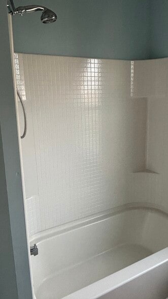Bath tub - 1806 S Pollock Way