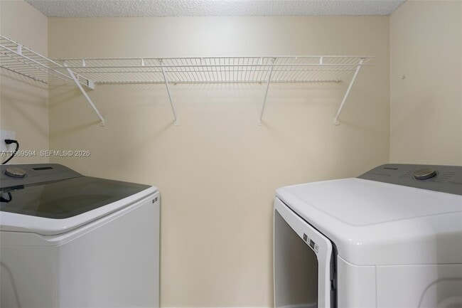 Building Photo - 530 S Park Rd