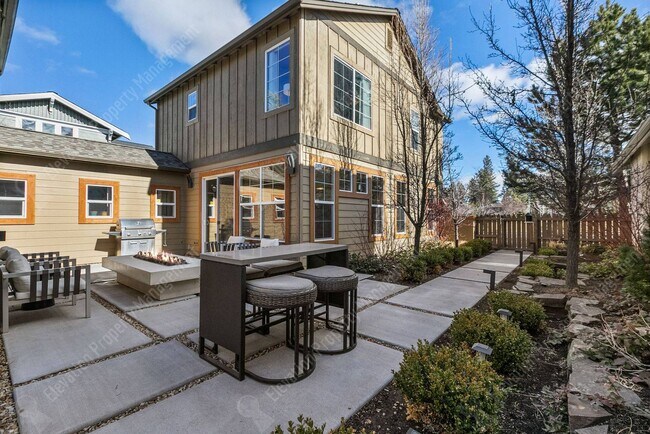 Building Photo - **UNFURNISHED** Charming and unique 2 BR in an upscale west Bend neighborhood