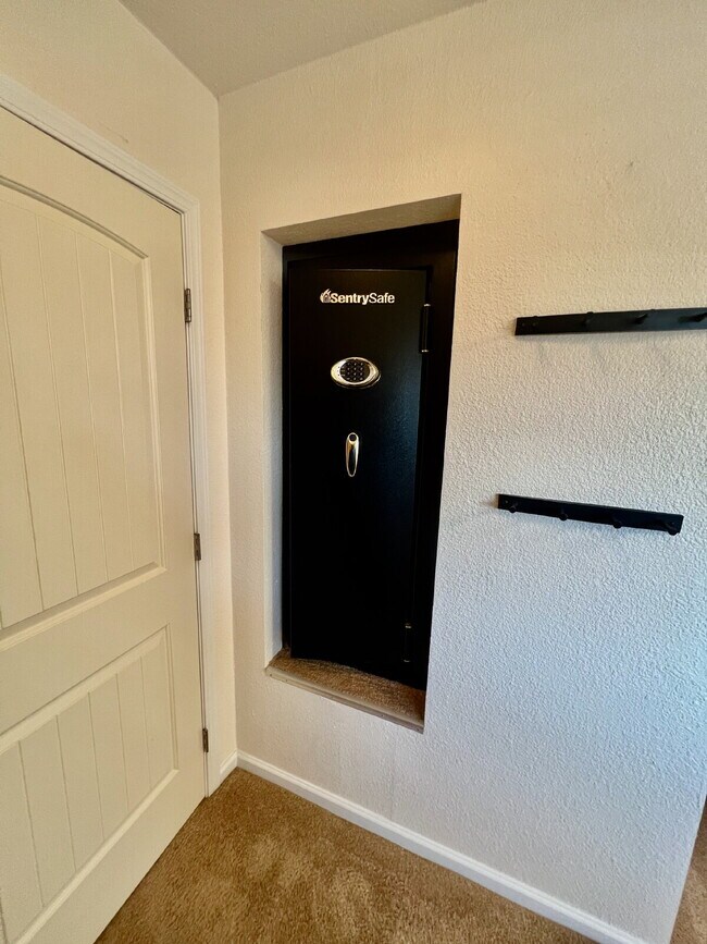 Building Photo - MOVE IN SPECIAL! ! Beautiful 3 bedroom 3 b...