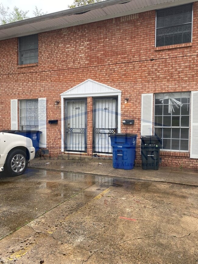 Building Photo - Duplex in NLR-Free Rent