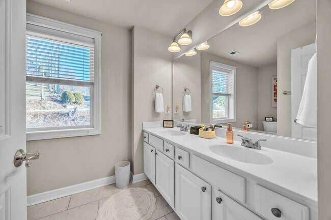 Building Photo - 270 Creatwood Trail