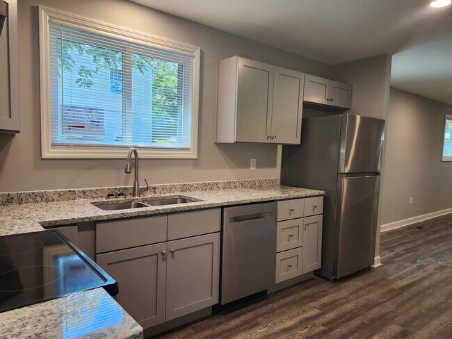 Building Photo - 2 bedroom 1 bath fully updated home in Eas...