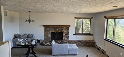 Building Photo - 2 Bed 1 Bath Daylight Basement property. P...