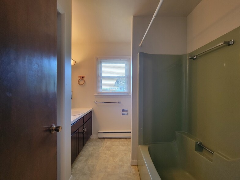 Building Photo - 457 W Main Ave