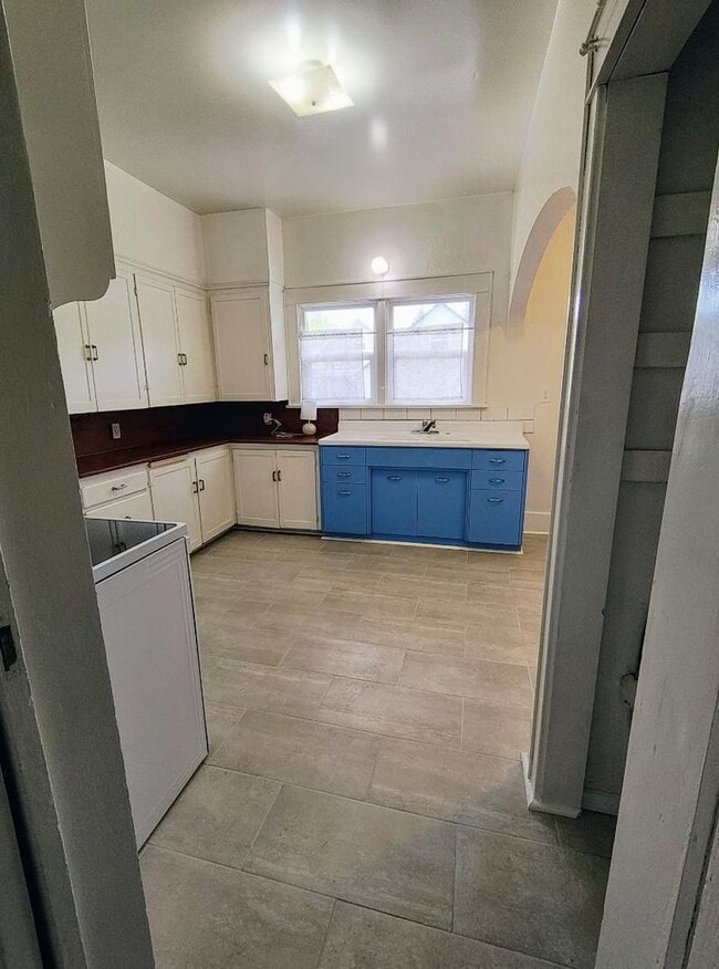 Building Photo - Adorable 3 Bedroom 1 Bath Cape Cod Home