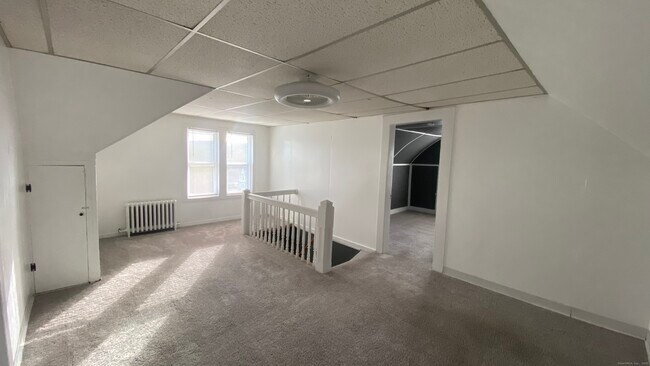 Building Photo - 26 Pine St