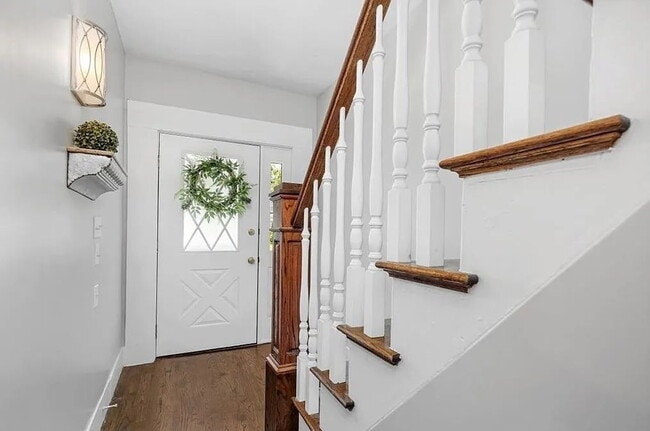 Building Photo - Available April 15th! Spacious 3 BED 1 BATH in Quiet Weymouth neighborhood.