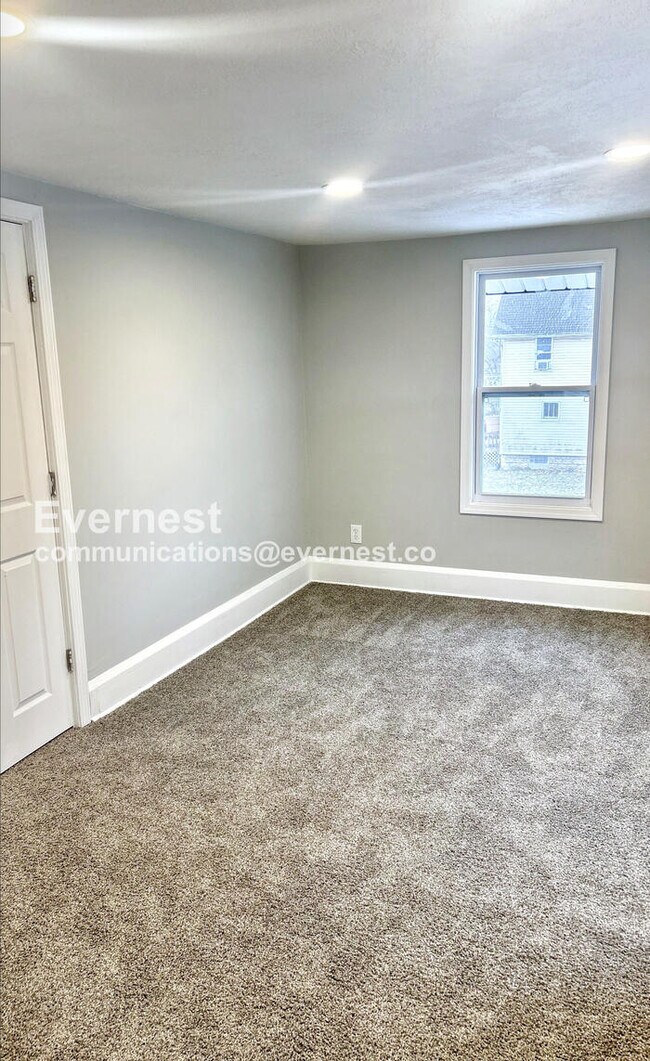 Building Photo - 1270 Moore St