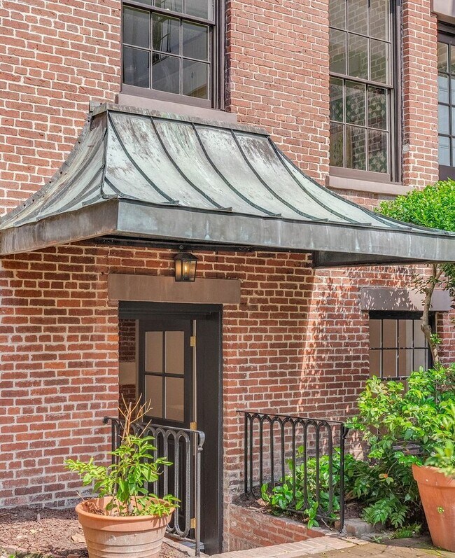 Building Photo - Renovated 2 Bedroom Carriage house off Lafayette Square