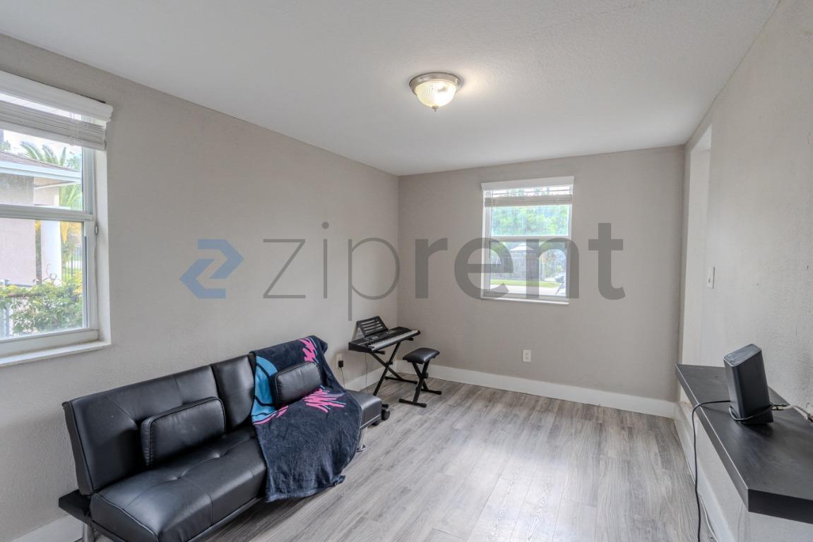 Building Photo - Unit