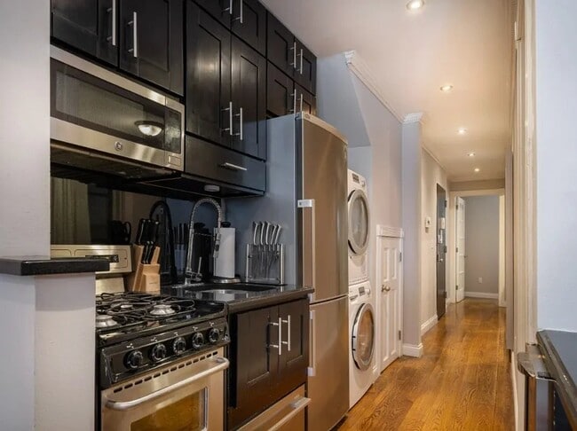 Building Photo - 166 Mulberry St