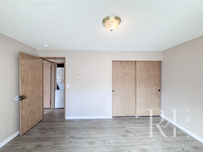 Building Photo - 2-Bed Upstairs Unit With Private Patio