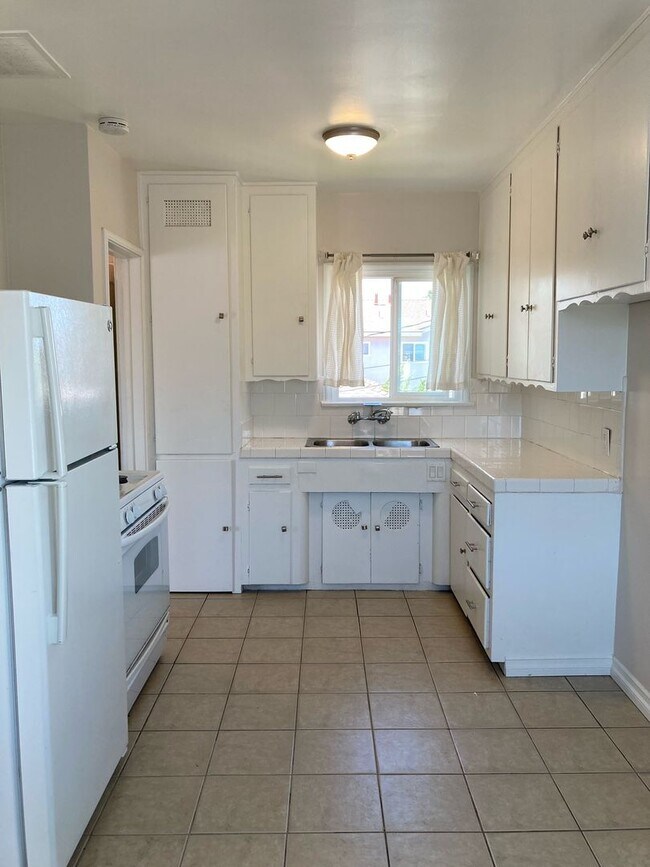 Building Photo - Spacious 1 Bedroom Apartment for rent in L...