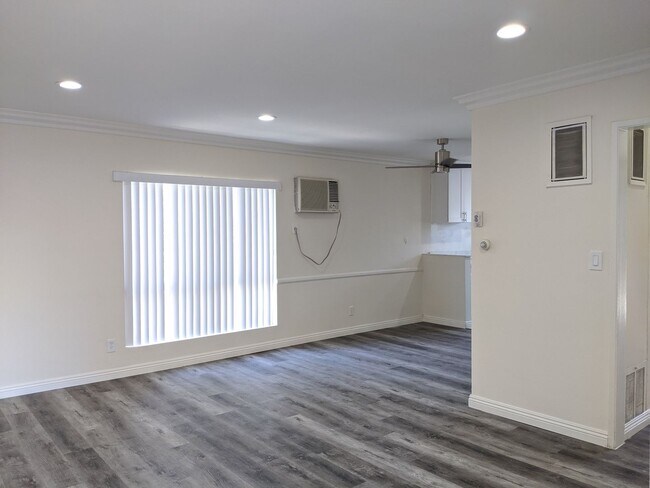 Interior Photo - Spacious Units available - Great Location! -- Hollywood