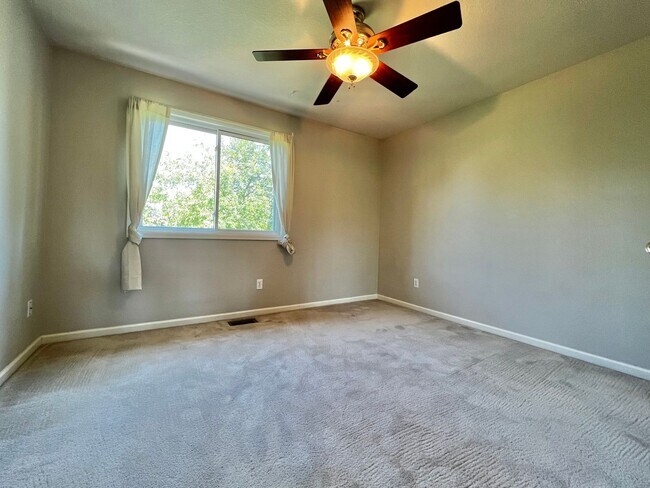Building Photo - 3 Bed, 3 Bath House in Southeast Fort Coll...