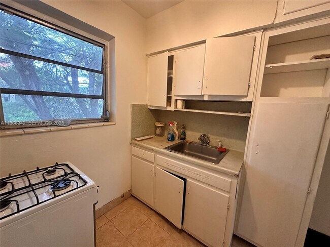 Building Photo - 4740 Pine Tree Dr