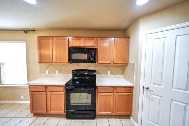 Building Photo - Charming 3-Bedroom Home in Schertz - Great...