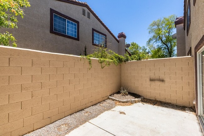 Building Photo - Amazing !! 2 Bedroom 2.5 Bathroom Townhous...