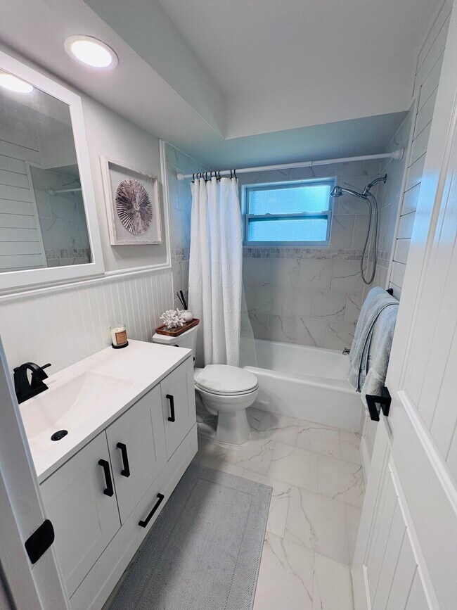 Building Photo - 13926 Sunset Dr