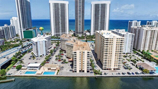 Building Photo - 1817 S Ocean Dr