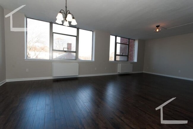 Building Photo - Huge 1 bed in Chestnut Hill