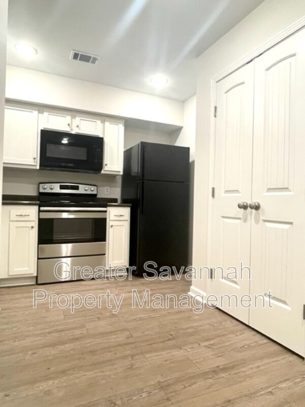 Building Photo - 402 E 3rd St