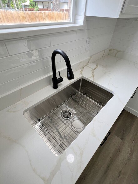 Big single bowl stainless steel sink - 1425 Little St