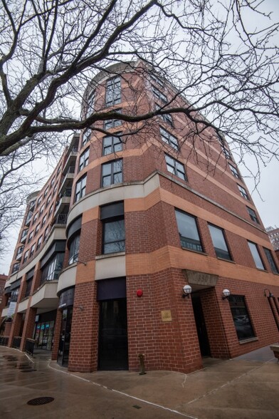 Primary Photo - 350 W Belden Ave