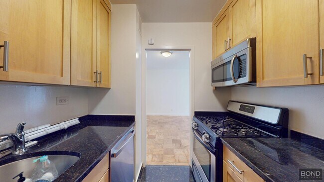 Building Photo - 247 W 87th St