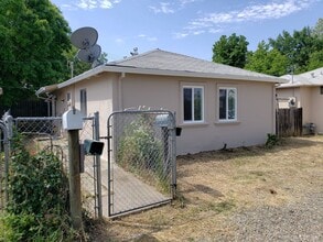 Building Photo - 2 Bedroom, 1 Bathroom Roseville Cottage for Lease.