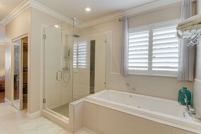 Building Photo - Fully Furnished Single-Story Gem in Peacef...