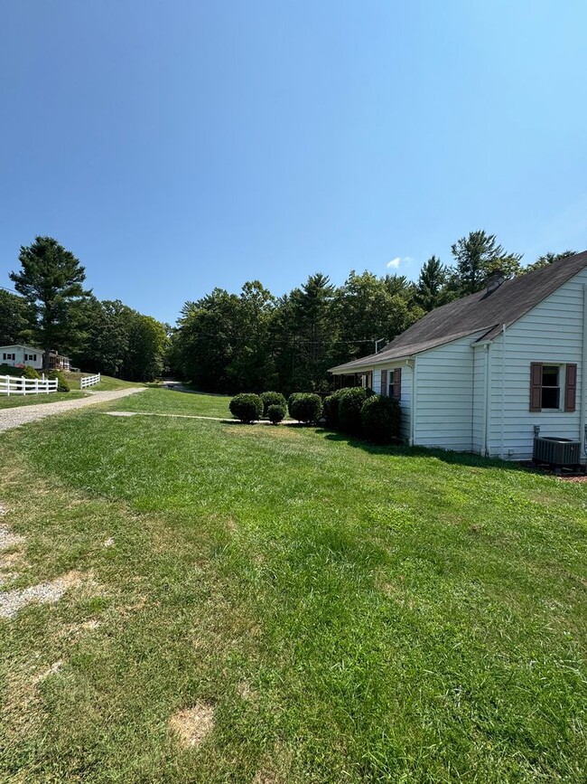 Building Photo - Quaint Country Cottage On Large Lot Near D...