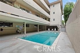 Building Photo - 525 N Sycamore Ave