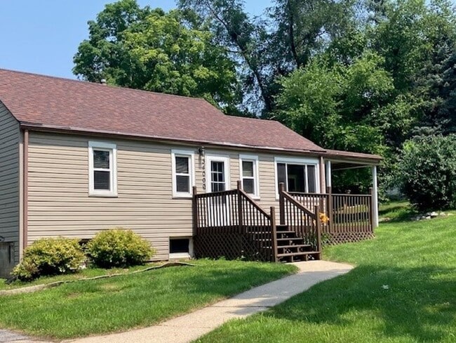 Building Photo - 3-Bedroom 1 Bathroom Lake House!