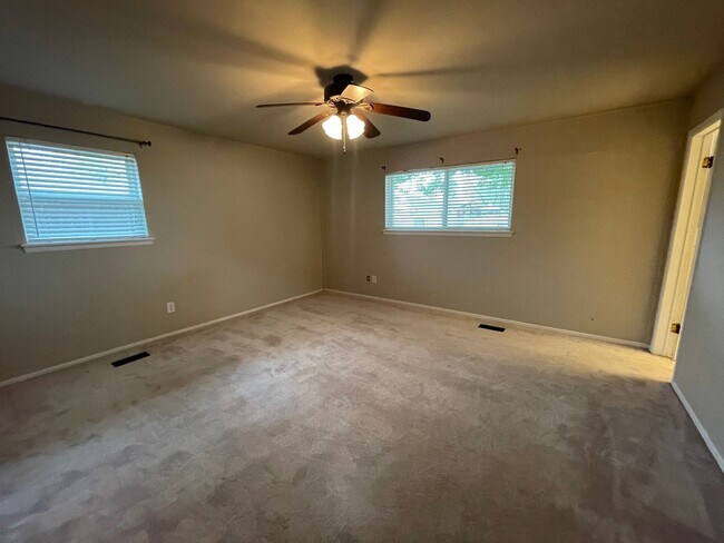 Building Photo - Large 2 bed! two bath, 2 car garage on a c...