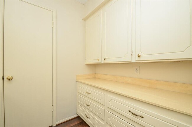 Building Photo - 6611 Cypress Point Dr
